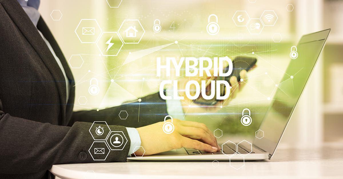 Mann arbeitet an einem Laptop mit Hybrid Cloud